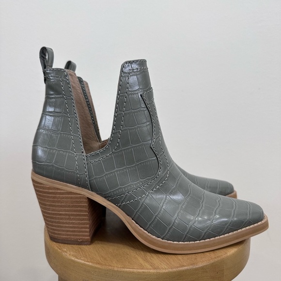 Never Worn Steve Madden Gray Croc-Embossed Ankle Booties- Size 7 - Picture 3 of 7